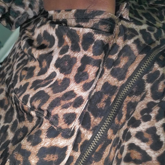 Michael Kors Long sleeve Cheetah print blouse collar shirt - Picture 2 of 3